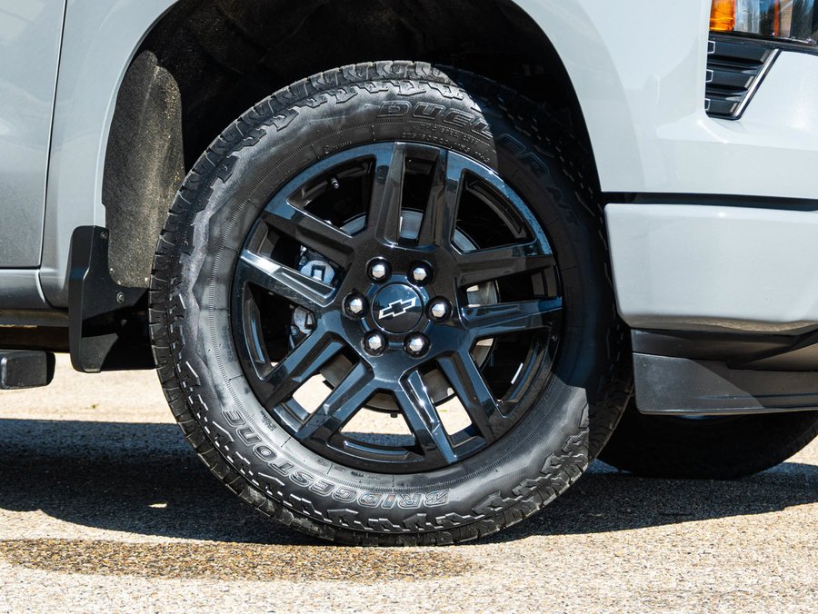2024 Chevrolet Silverado 1500 Custom 2.7L | Running Boards Grey