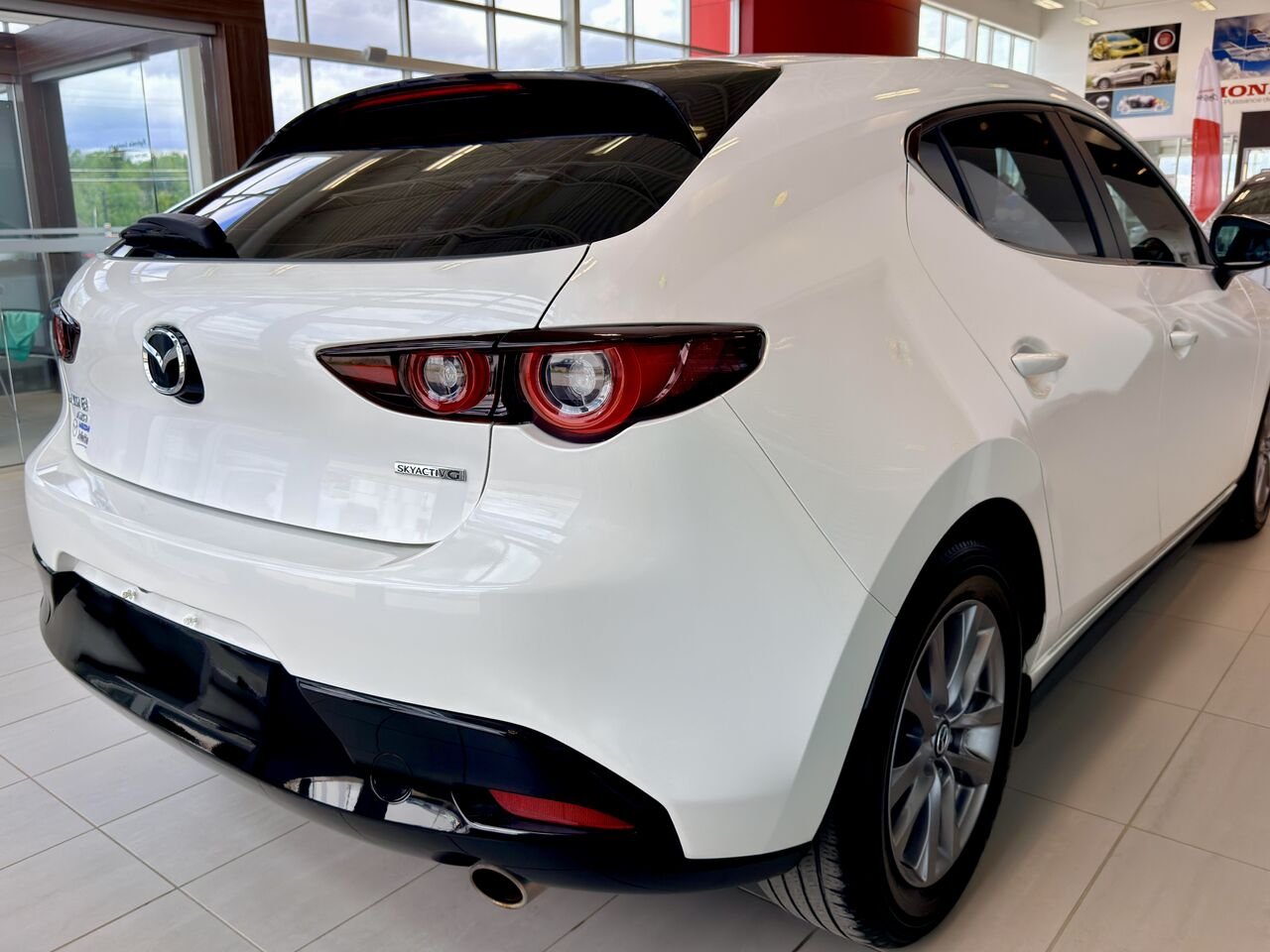 2022 Mazda Mazda3 Sport White Notre-Dame-des-Prairies - photo #10