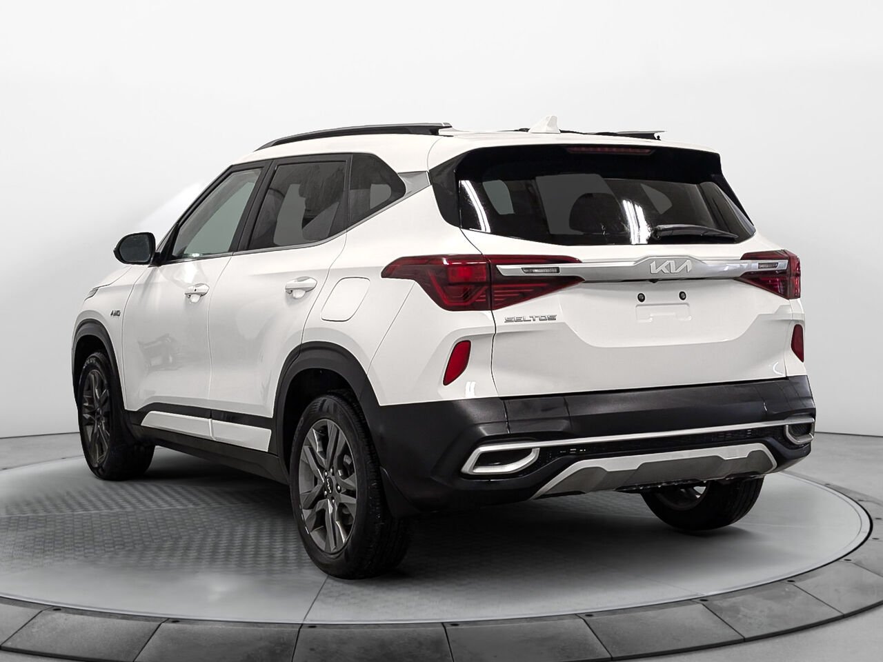 Kia Seltos AWD EX Bas Kilométrage Sièges et Volant Chauffant 2023 Blanc Sherbrooke - photo #2