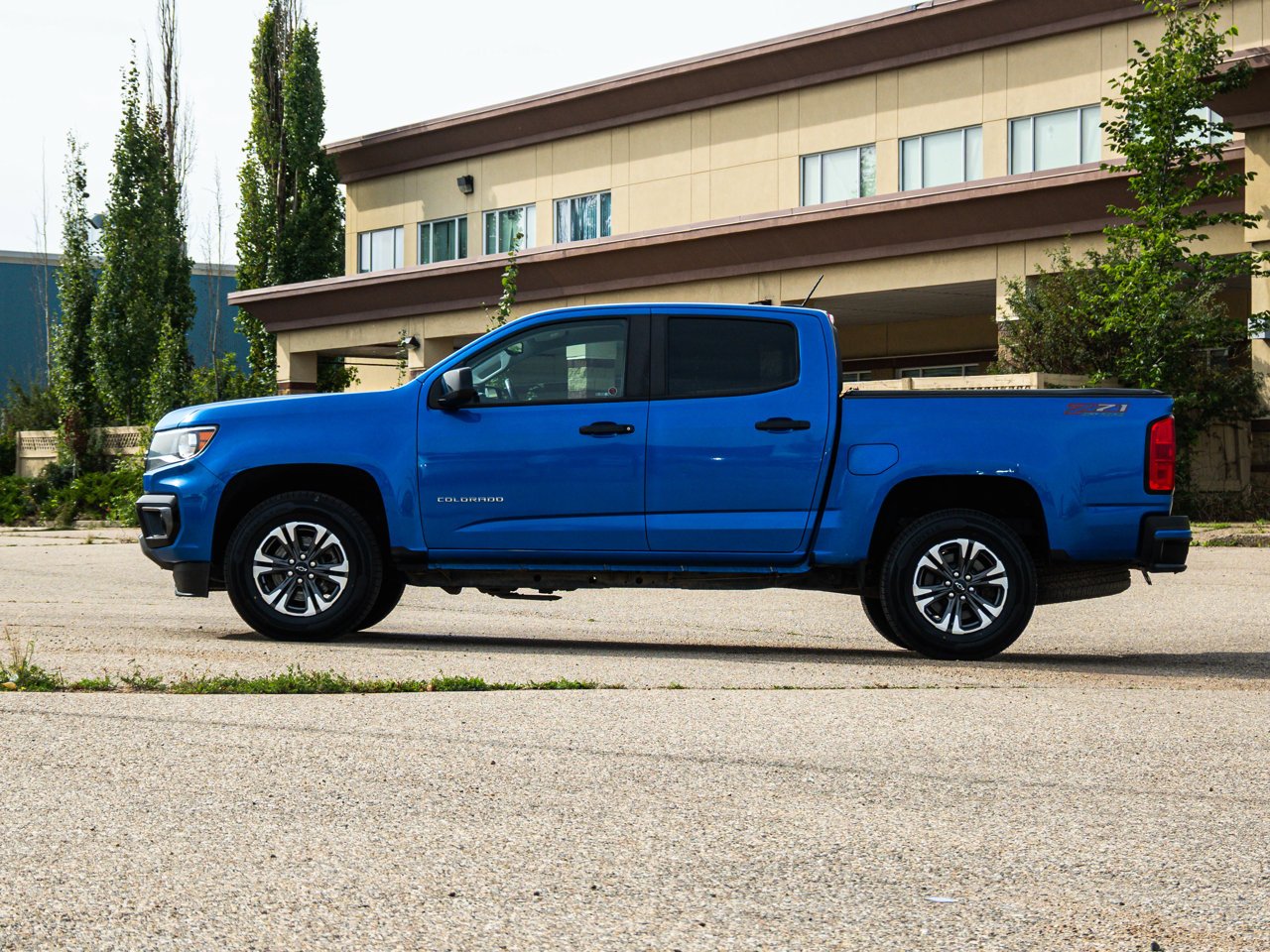 2021 Chevrolet Colorado 4WD Crew Cab 128 Z71 Blue Sherwood Park - photo #10