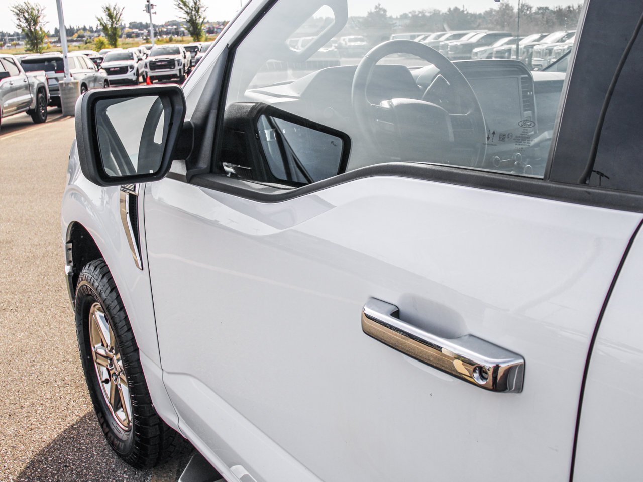 2025 Ford F-150 XLT 4WD SuperCrew 5.5' Box White Sherwood Park - photo #12