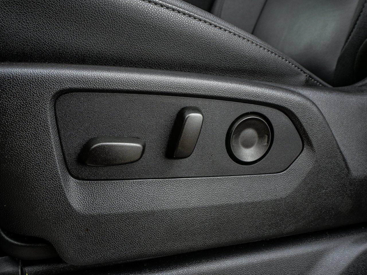 2026 Chevrolet Silverado 1500 4WD Crew Cab 147 RST White Sherwood Park - photo #16