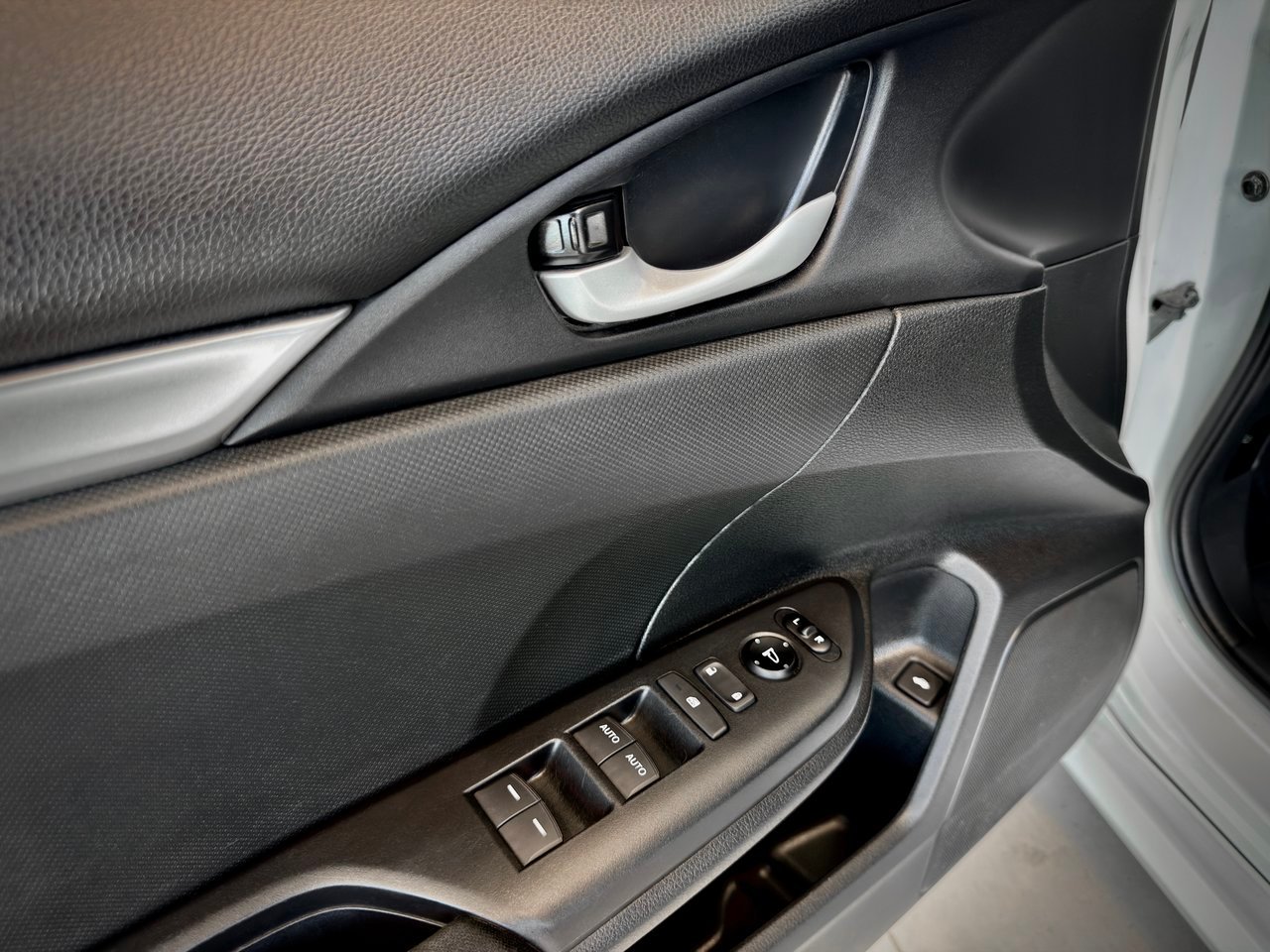2019 Honda Civic Sedan White Notre-Dame-des-Prairies - photo #26