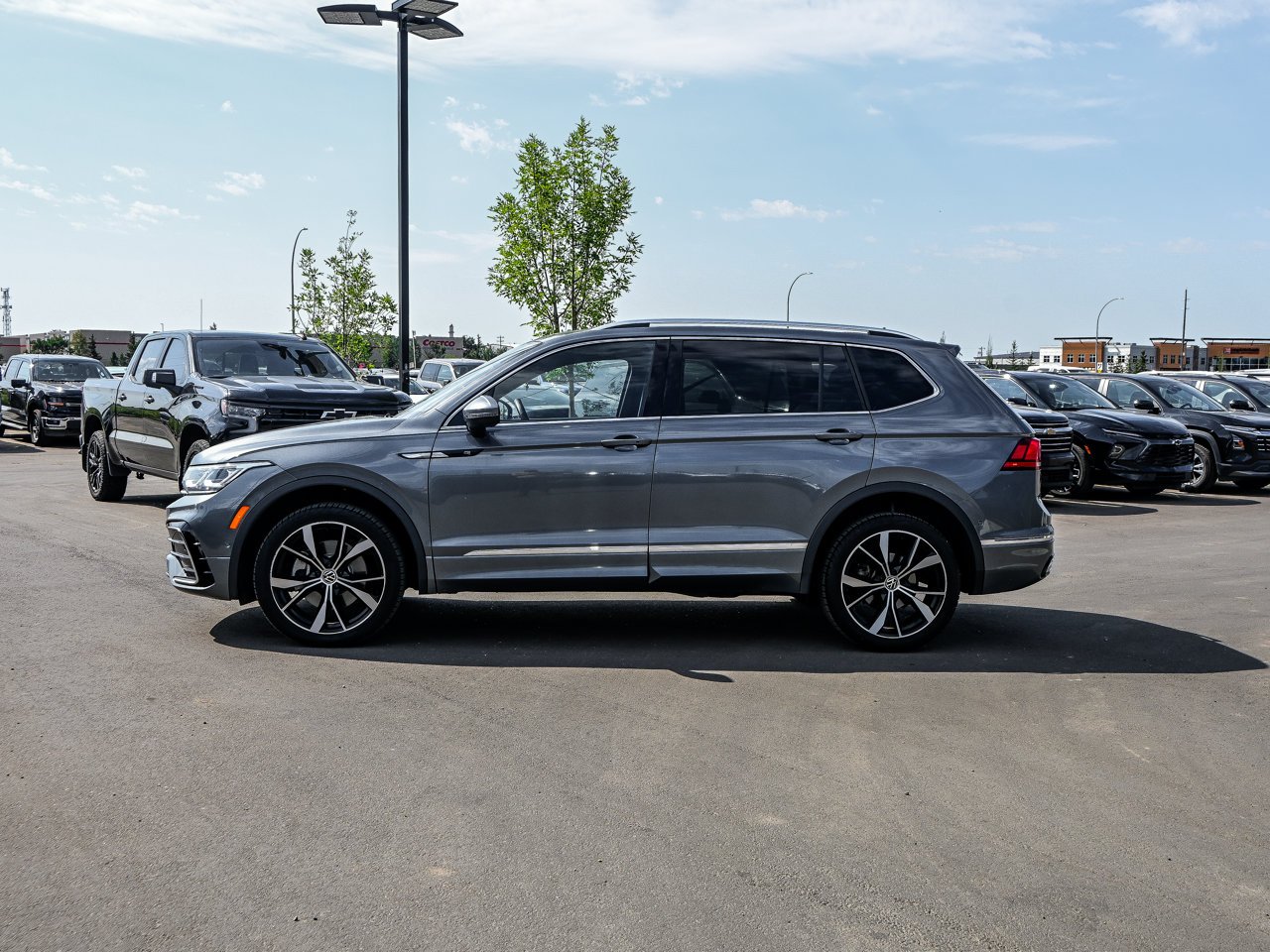 2024 Volkswagen Tiguan Highline R-Line 4MOTION Grey Sherwood Park - photo #9