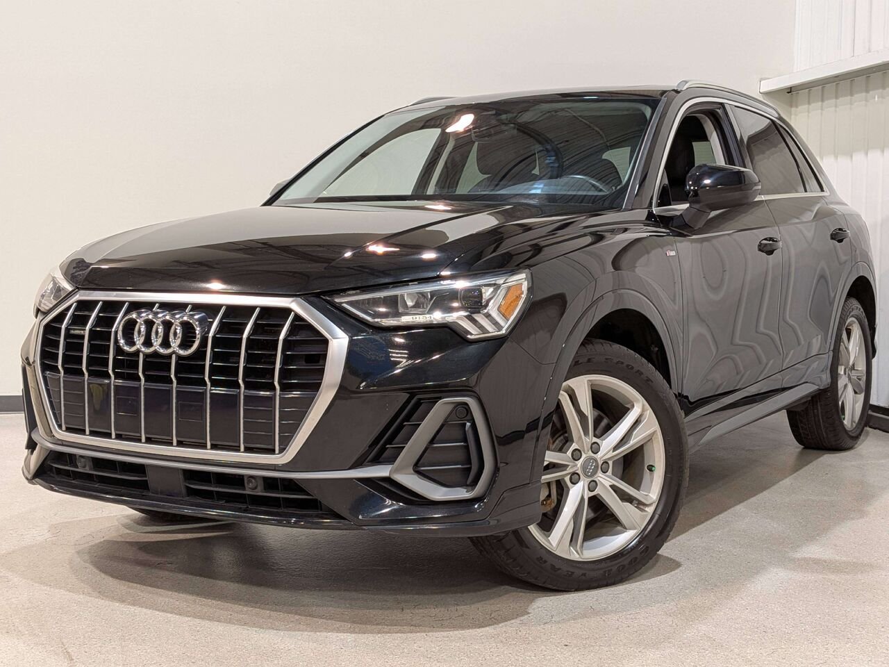 2021 Audi Q3 Progressiv 45 TFSI quattro Black Mirabel - photo #0