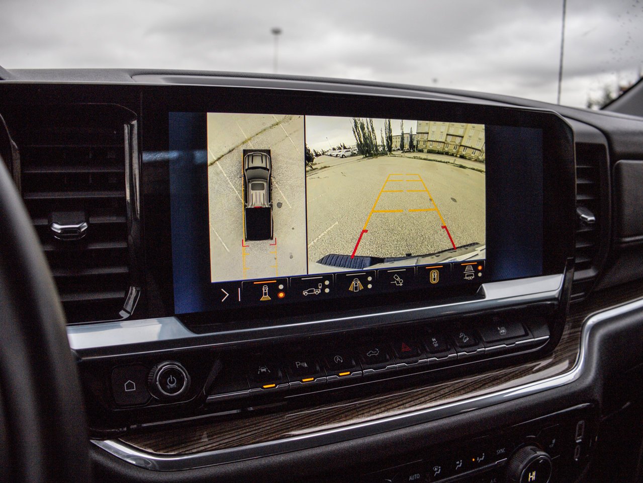 2024 Chevrolet Silverado 1500 4WD Crew Cab 147 LT Trail Boss White Sherwood Park - photo #24
