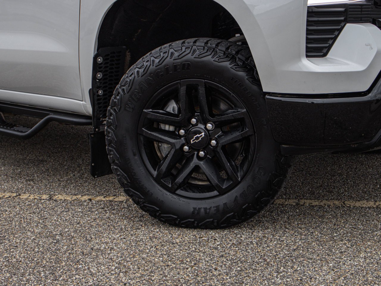 2024 Chevrolet Silverado 1500 4WD Crew Cab 147 LT Trail Boss White Sherwood Park - photo #4