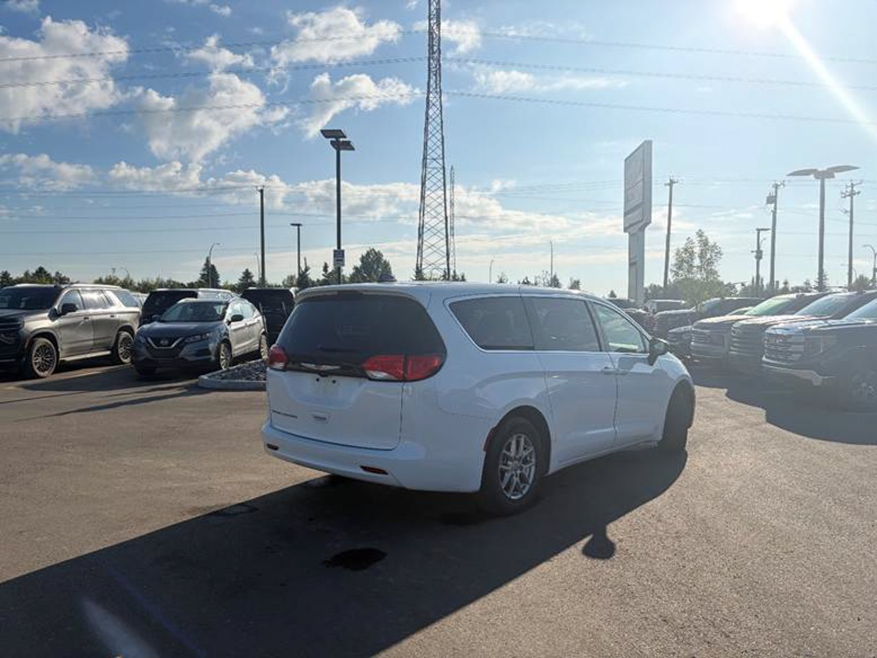 2024 Chrysler Grand Caravan SXT 2WD White Sherwood Park - photo #4