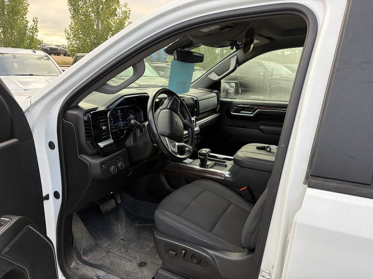 2024 Chevrolet Silverado 1500 4WD Crew Cab 147 RST White Sherwood Park - photo #6