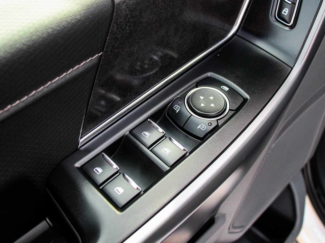 2025 Ford F-150 XLT 4WD SuperCrew 5.5' Box White Sherwood Park - photo #15