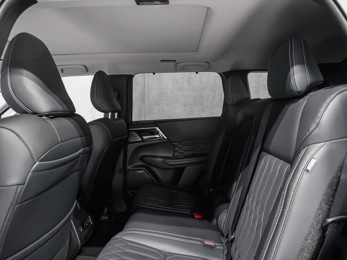 2026 Mitsubishi Outlander GT Moonstone Grey/Black Roof Montreal - photo #14