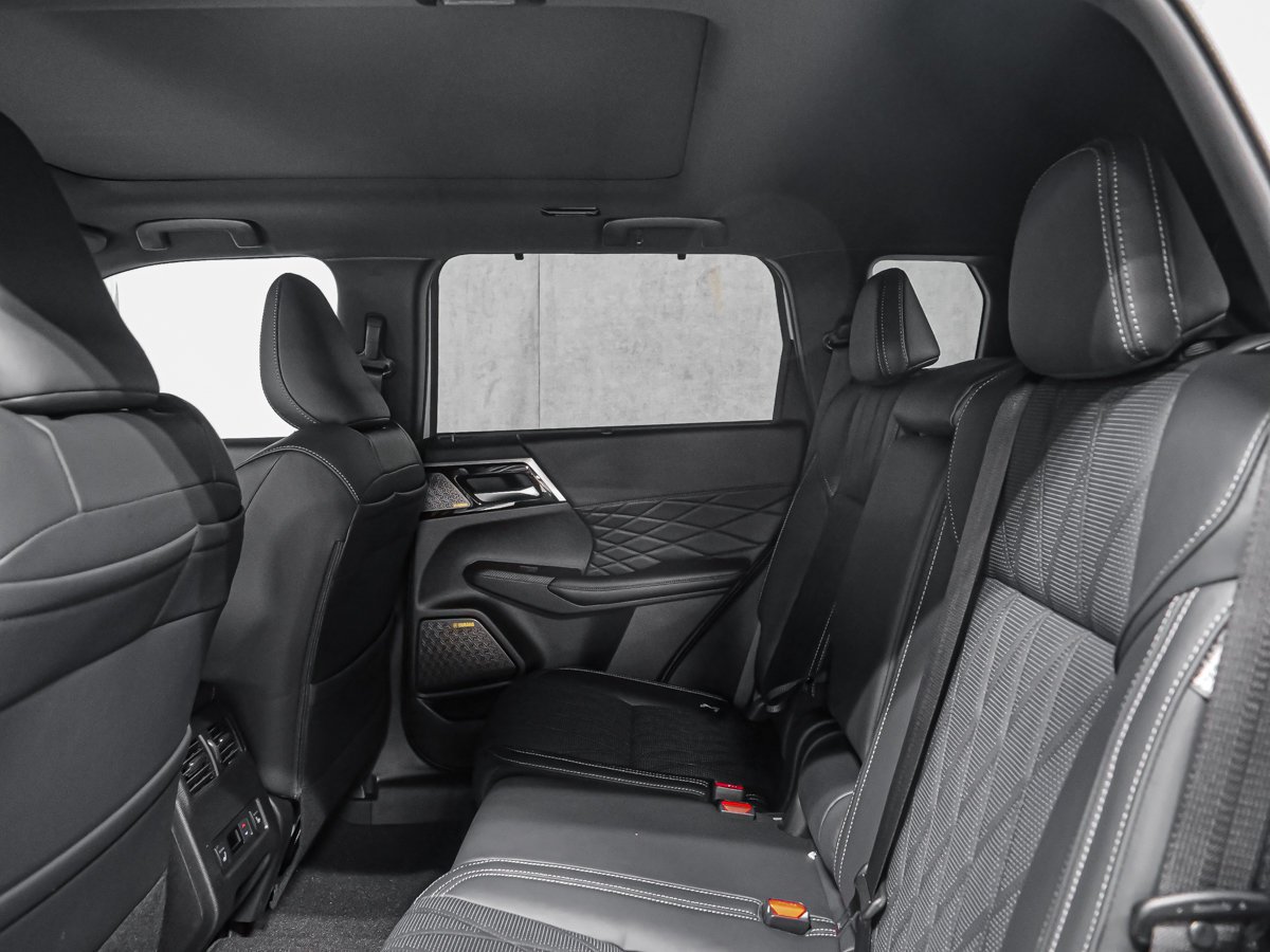 2026 Mitsubishi Outlander Plug-In Hybrid GT NOIR White Montreal - photo #16