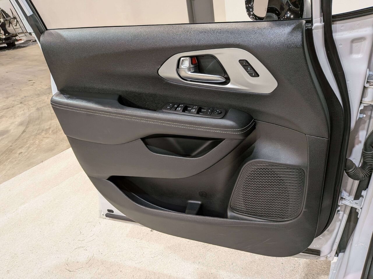 2025 Chrysler Pacifica Limited FWD White Val-David - photo #33