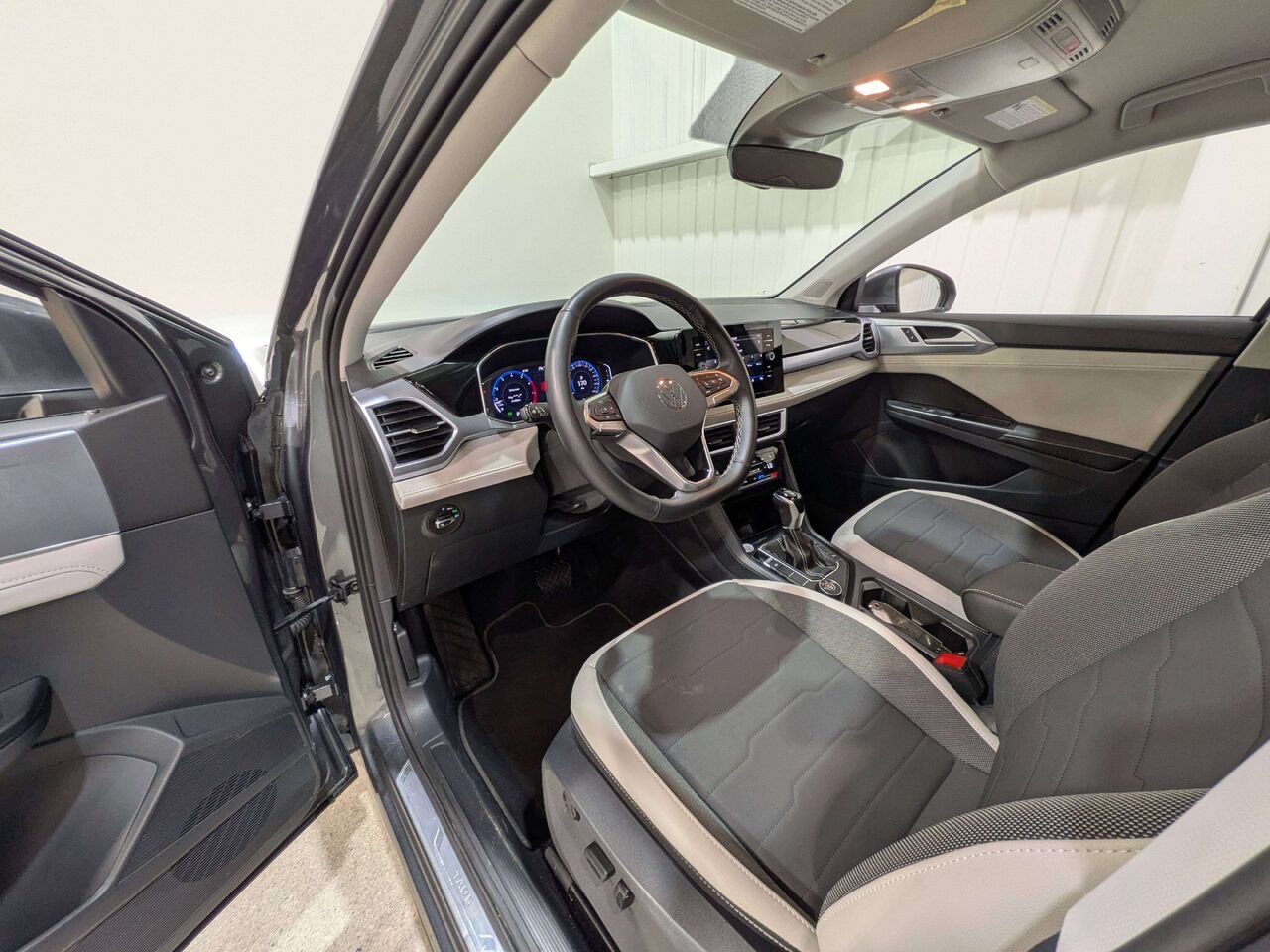 2025 Volkswagen Taos Comfortline 4MOTION Grey Val-David - photo #9