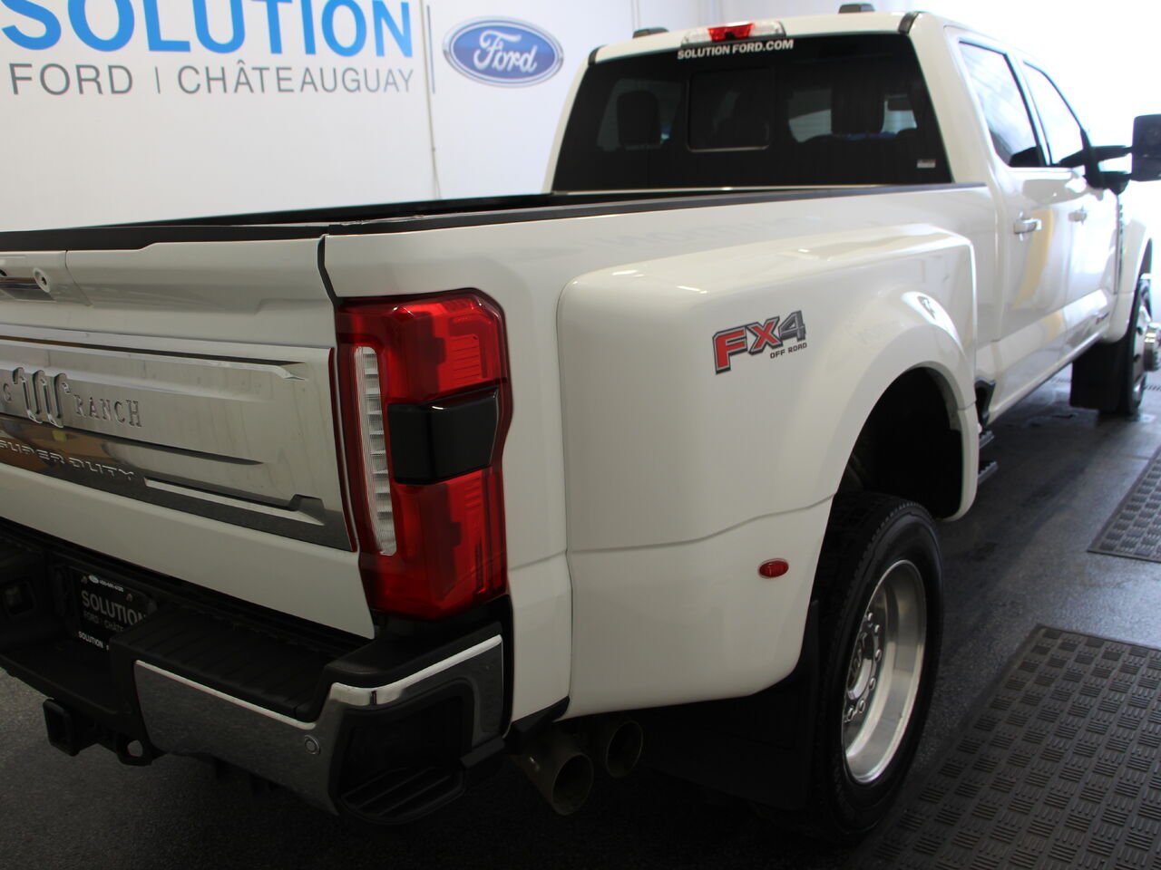 Ford Super Duty F-450 DRW King Ranch cabine 6 places 4RM caisse de 8 pi 2024 Blanc Châteauguay - photo #5