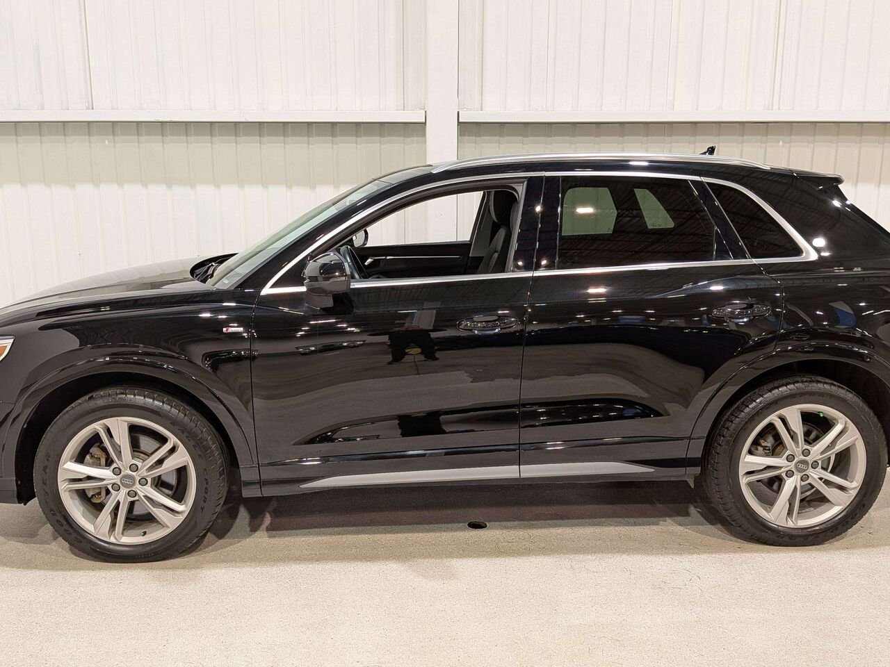 2021 Audi Q3 Progressiv 45 TFSI quattro Black Mirabel - photo #4