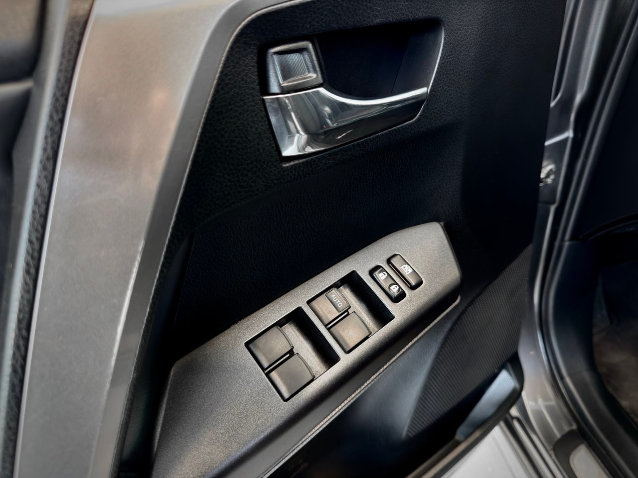 2017 Toyota RAV4 Hybrid Silver Notre-Dame-des-Prairies - photo #23