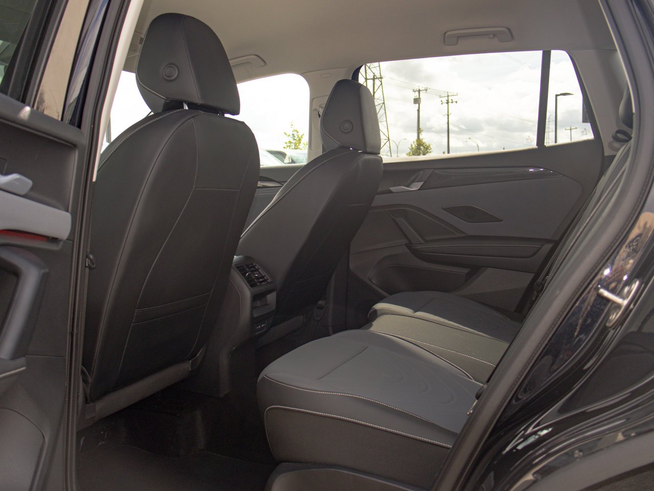 2026 Volkswagen Tiguan Comfortline 4MOTION Black Sherwood Park - photo #30