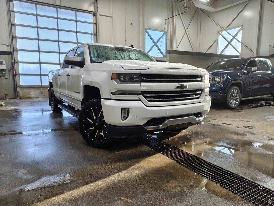 2018 Chevrolet Silverado 1500 LTZ Plus 6.2L Z71 6'6 Box | Aftermarket 20in Cali Wheels White