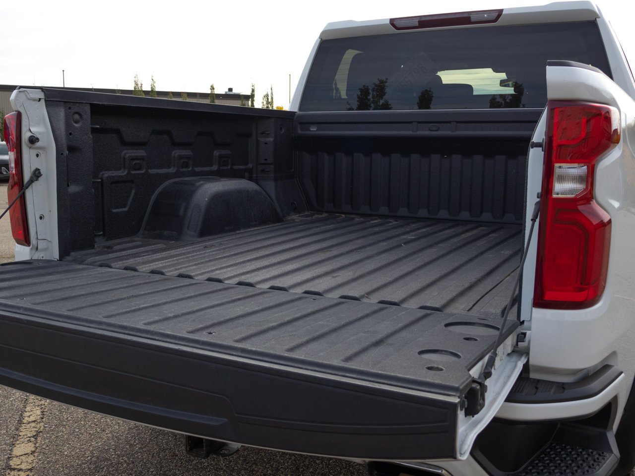 2024 Chevrolet Silverado 1500 4WD Crew Cab 147 RST White Sherwood Park - photo #14