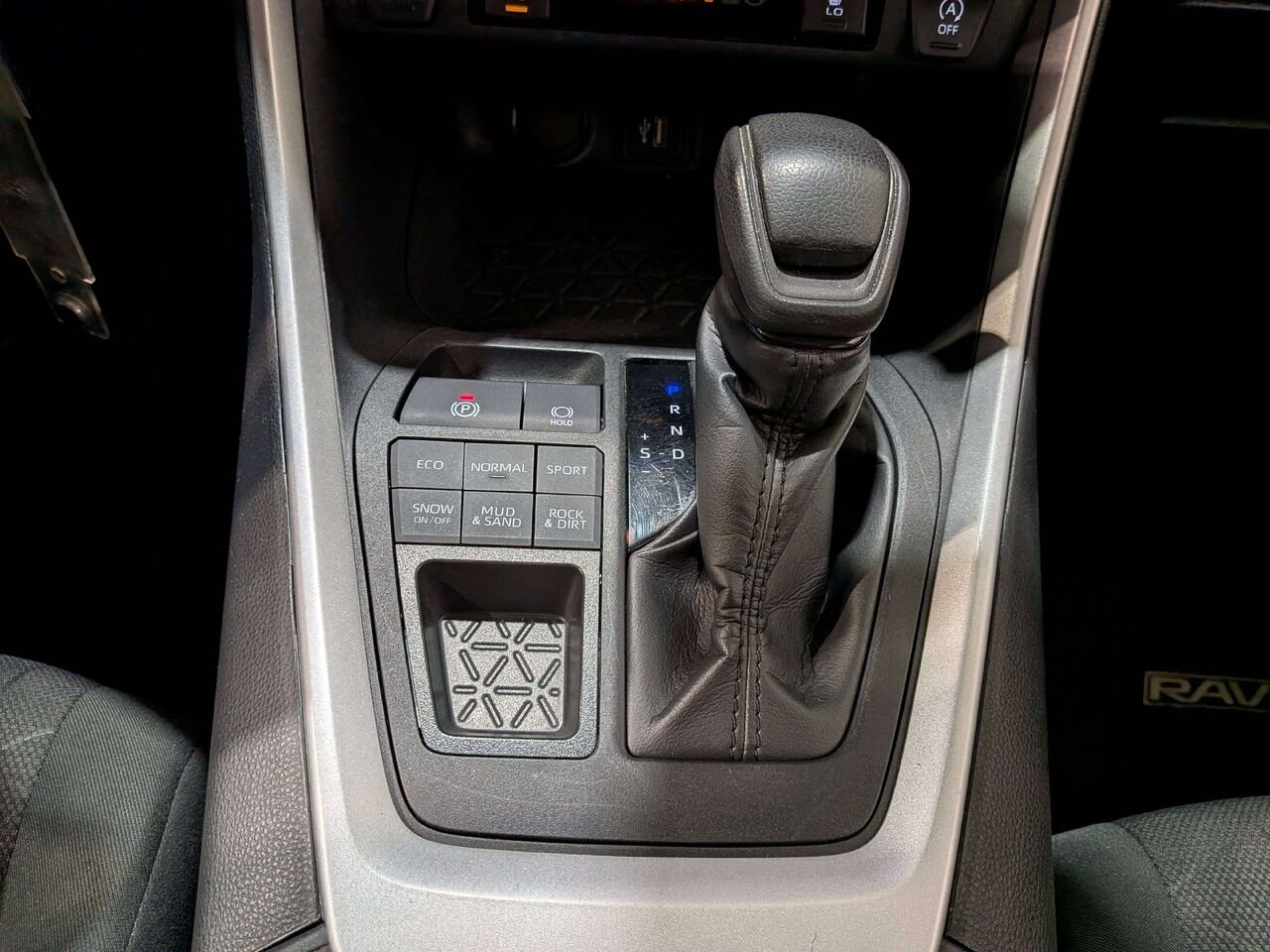 Toyota RAV4 LE AWD 2024 Noir Val-David - photo #24