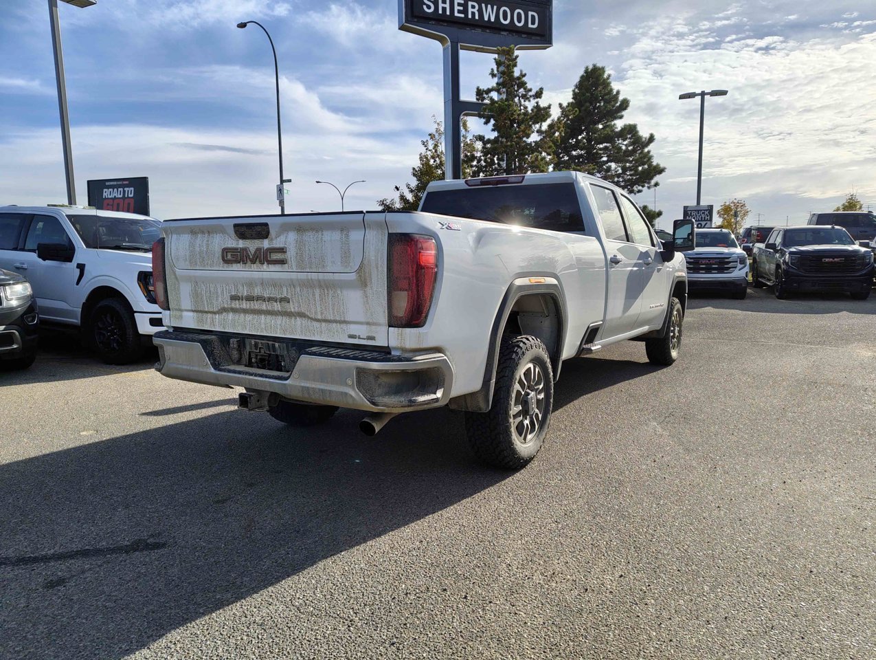 2024 GMC Sierra 3500HD 4WD Crew Cab 172 SLE White Sherwood Park - photo #5