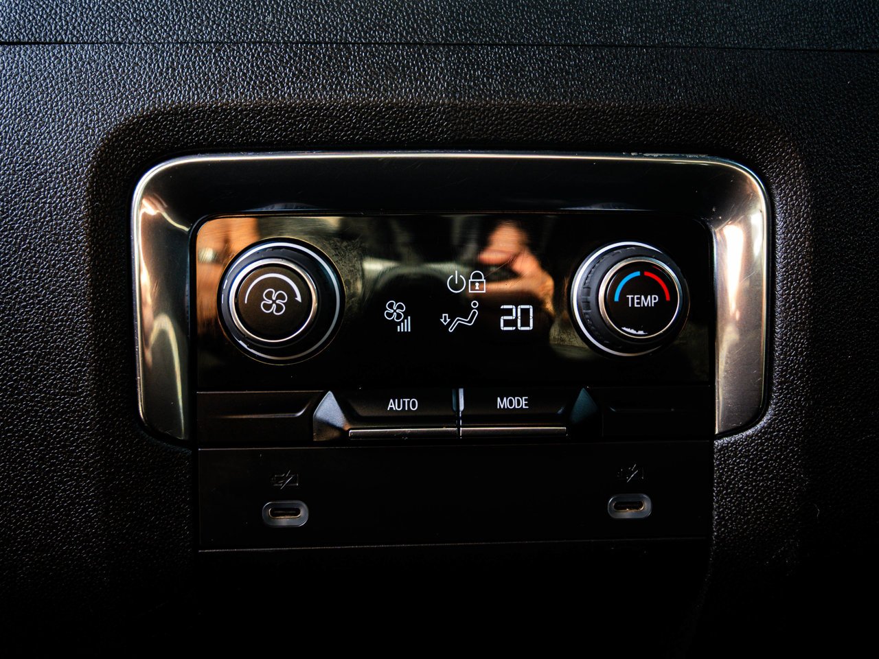 2023 Chevrolet Suburban 4WD 4dr LS White Sherwood Park - photo #27