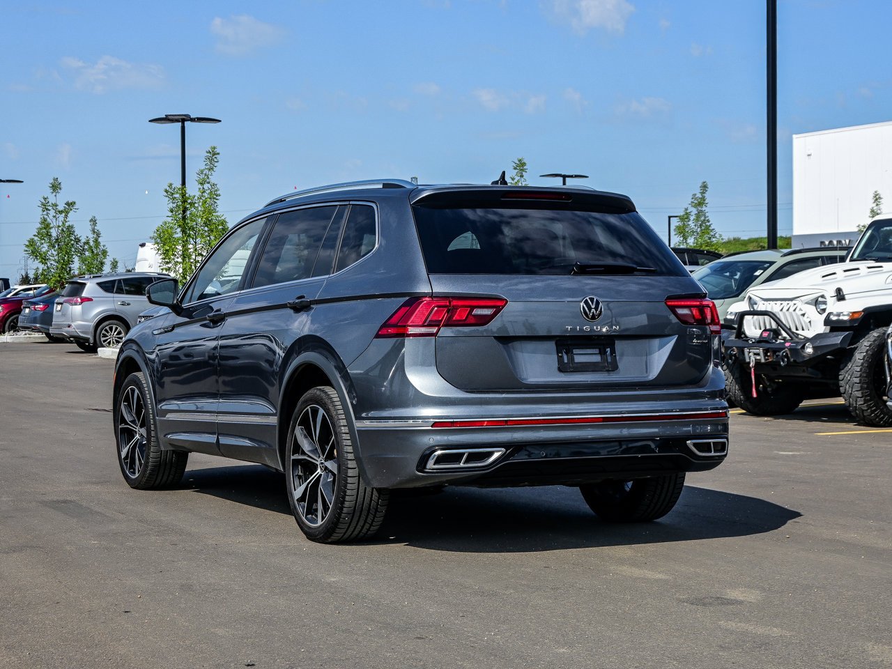 2024 Volkswagen Tiguan Highline R-Line 4MOTION Grey Sherwood Park - photo #10