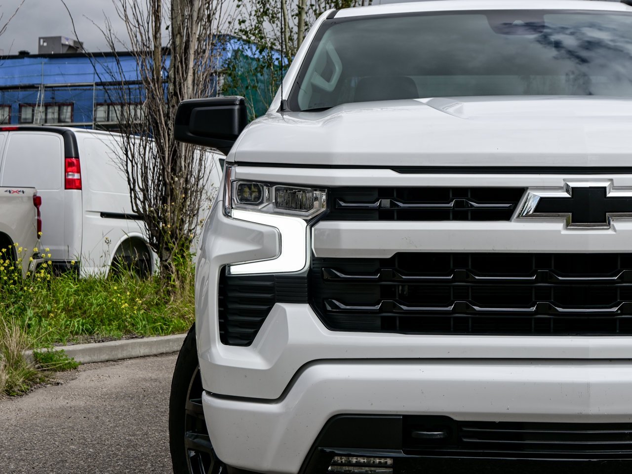2024 Chevrolet Silverado 1500 4WD Crew Cab 147 RST White Sherwood Park - photo #4