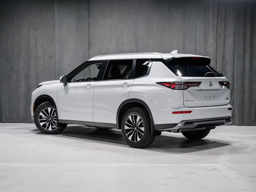 2026 Mitsubishi Outlander LE White Diamond