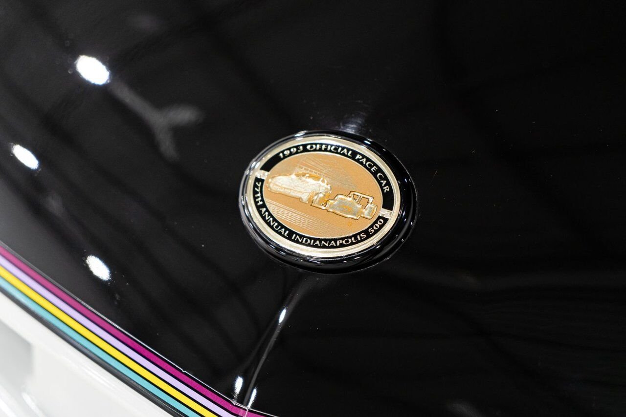 Chevrolet CAMARO Z28 PRIX EN USD | Pace Car with only 957km (595mi) with original window sticker 1993 Noir Montréal - photo #39