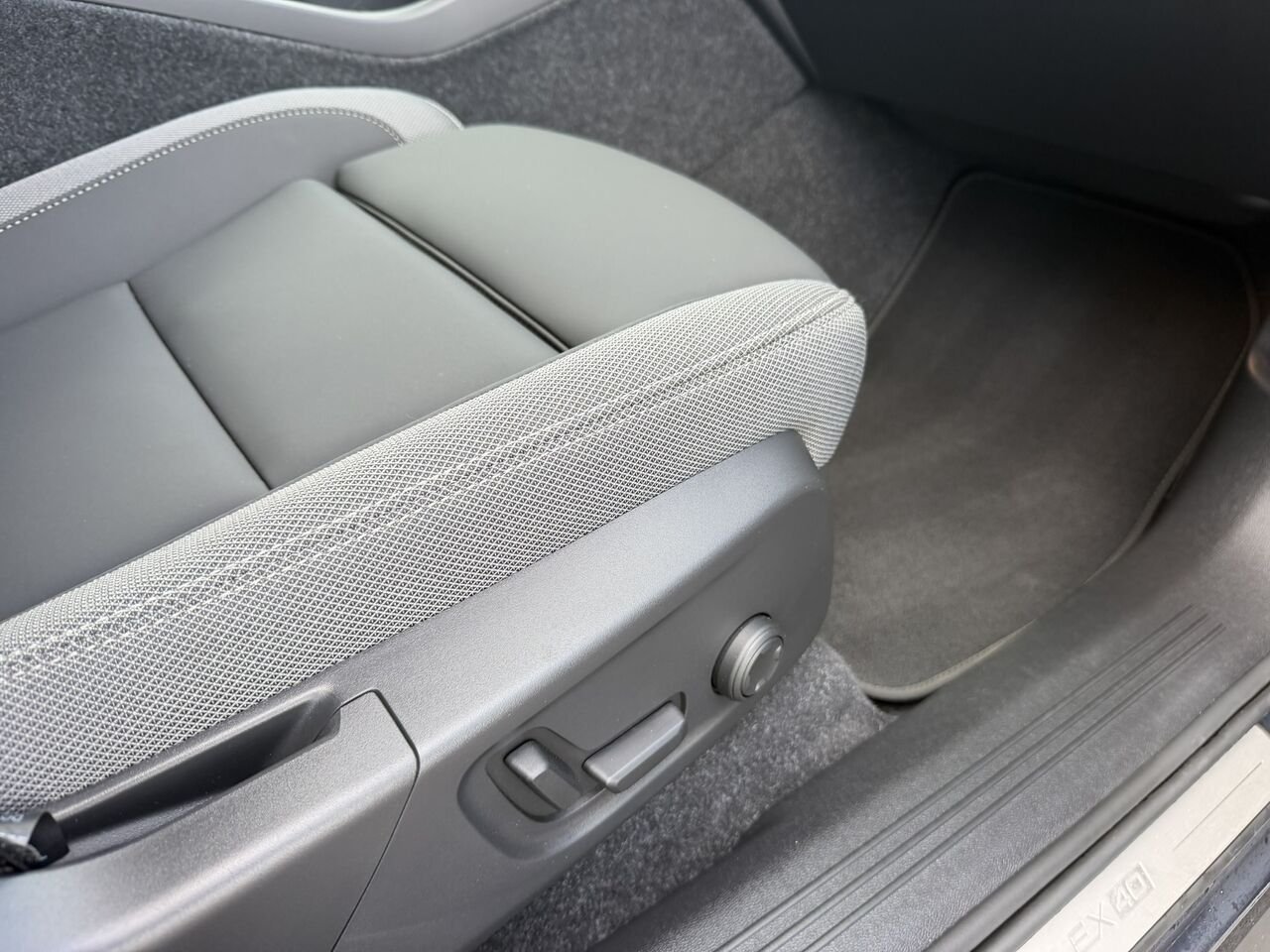 2026 Volvo EX40 PLUS DUAL MOTOR Blue Laval - photo #19