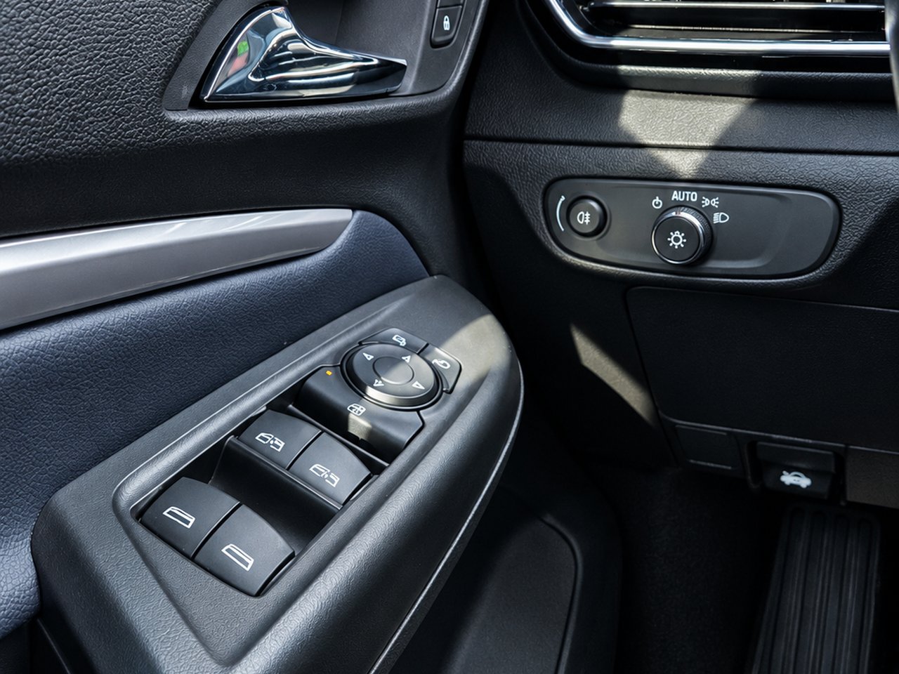 2022 Chevrolet Bolt EUV Premier Black Granby - photo #18