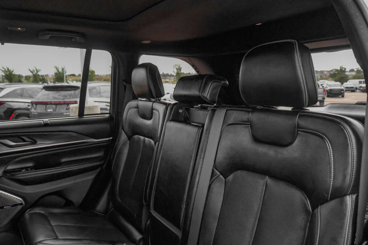 2023 Jeep Grand Cherokee Overland 4x4 White Sherwood Park - photo #34