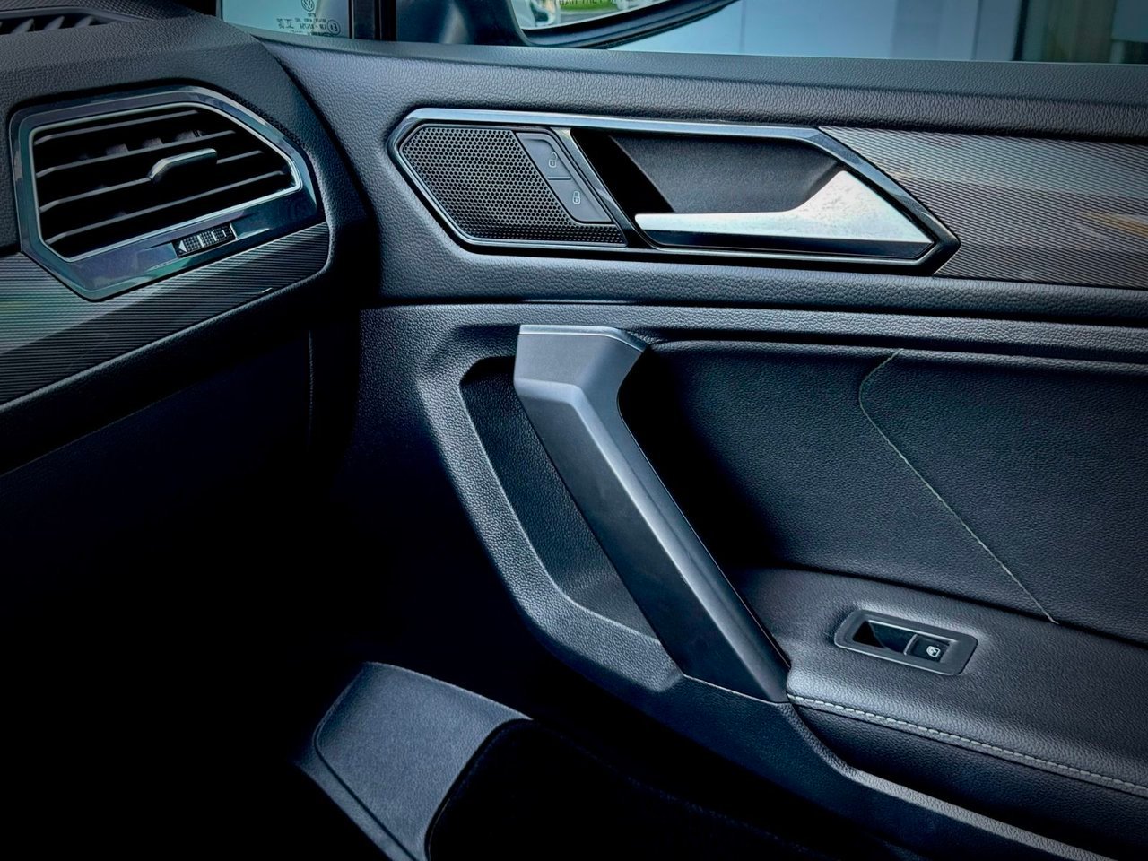 Volkswagen Tiguan 2023 Gris Notre-Dame-des-Prairies - photo #26