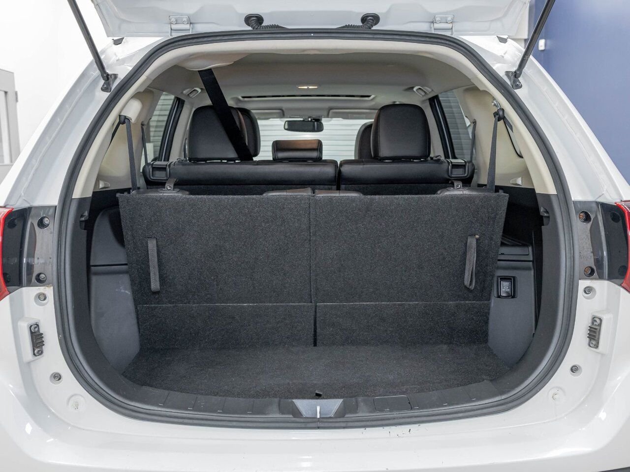 Mitsubishi Outlander ES AWD *TOIT* CUIR 7 PLACES SIÈGES CHAUFF CAM 360 2018 Blanc Saint-Jérôme - photo #29
