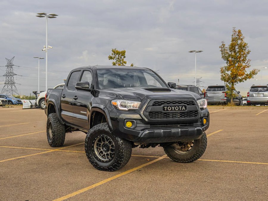 2017 Toyota Tacoma TRD Sport V6 6 Speed 4X4 | Aftermarket 17in KMC Wheels Black