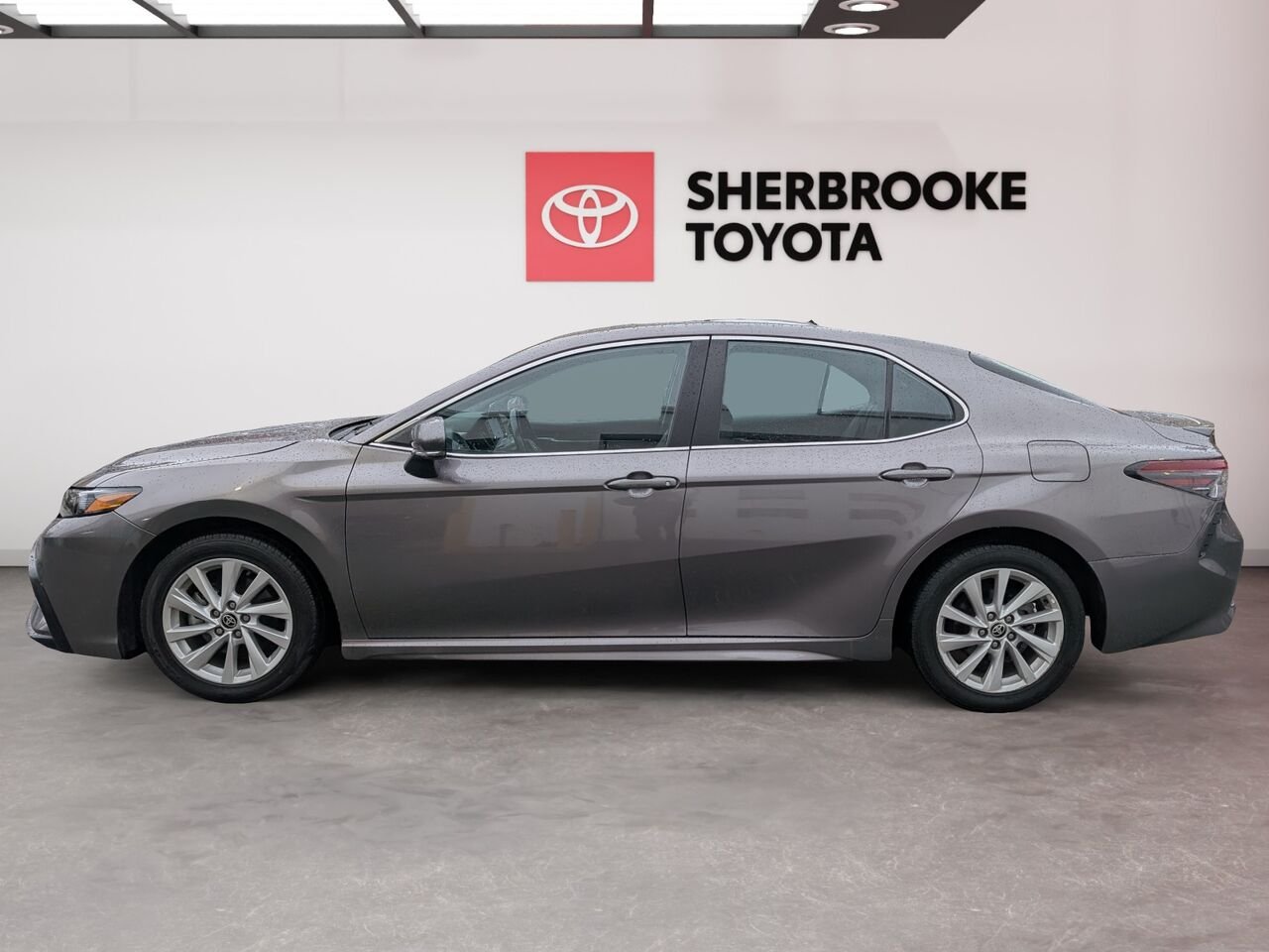 Toyota Camry SE/SIÈGES CHAUFFANTS/VOLANT CHAUFFANT/AC/BLUETOOTH/CAMERA DE RECUL 2024 Gris Sherbrooke - photo #2
