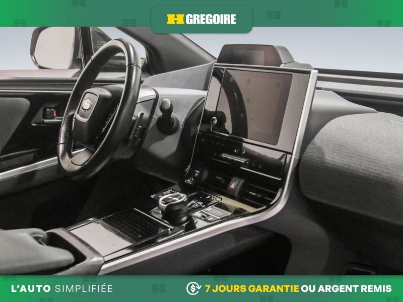 2023 Subaru Solterra White Saint-Eustache - photo #32