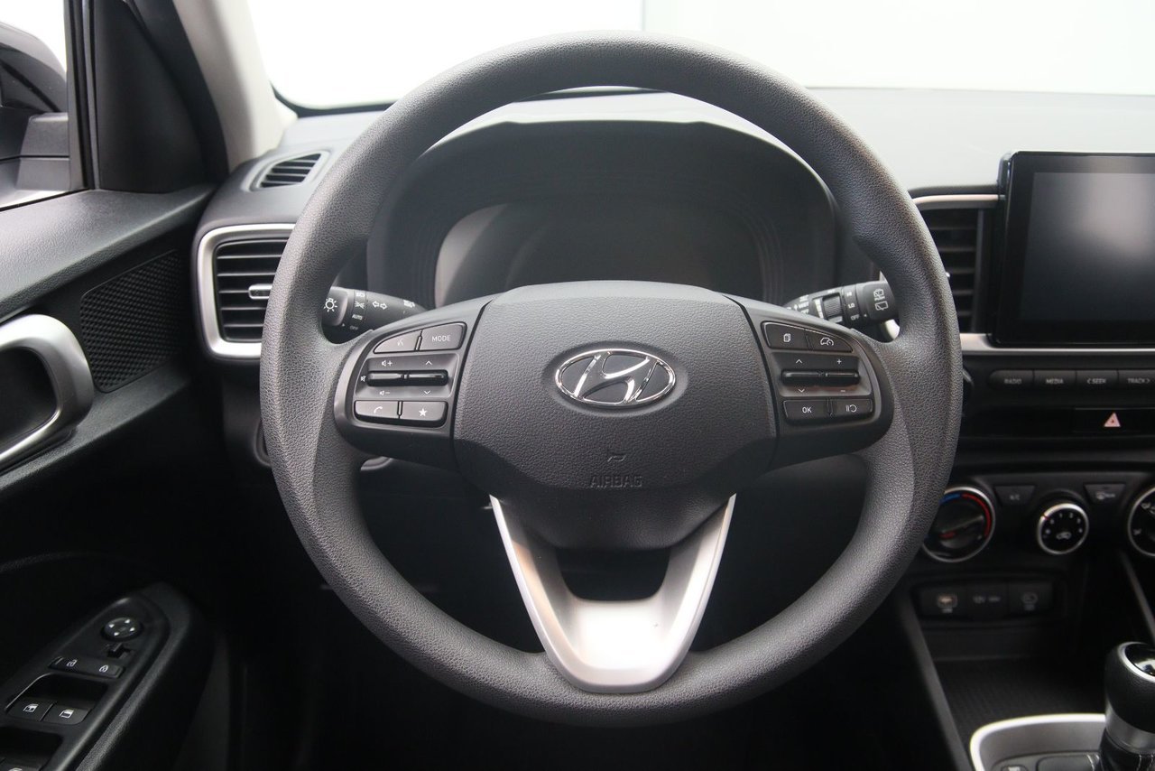 2023 Hyundai Venue Essential White Baie-Comeau - photo #11