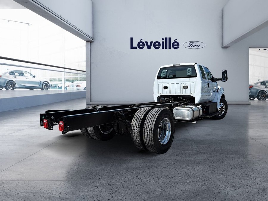 2026 Ford Super Duty F-750 Straight Frame SUPER CAB DOCK HGT Oxford White