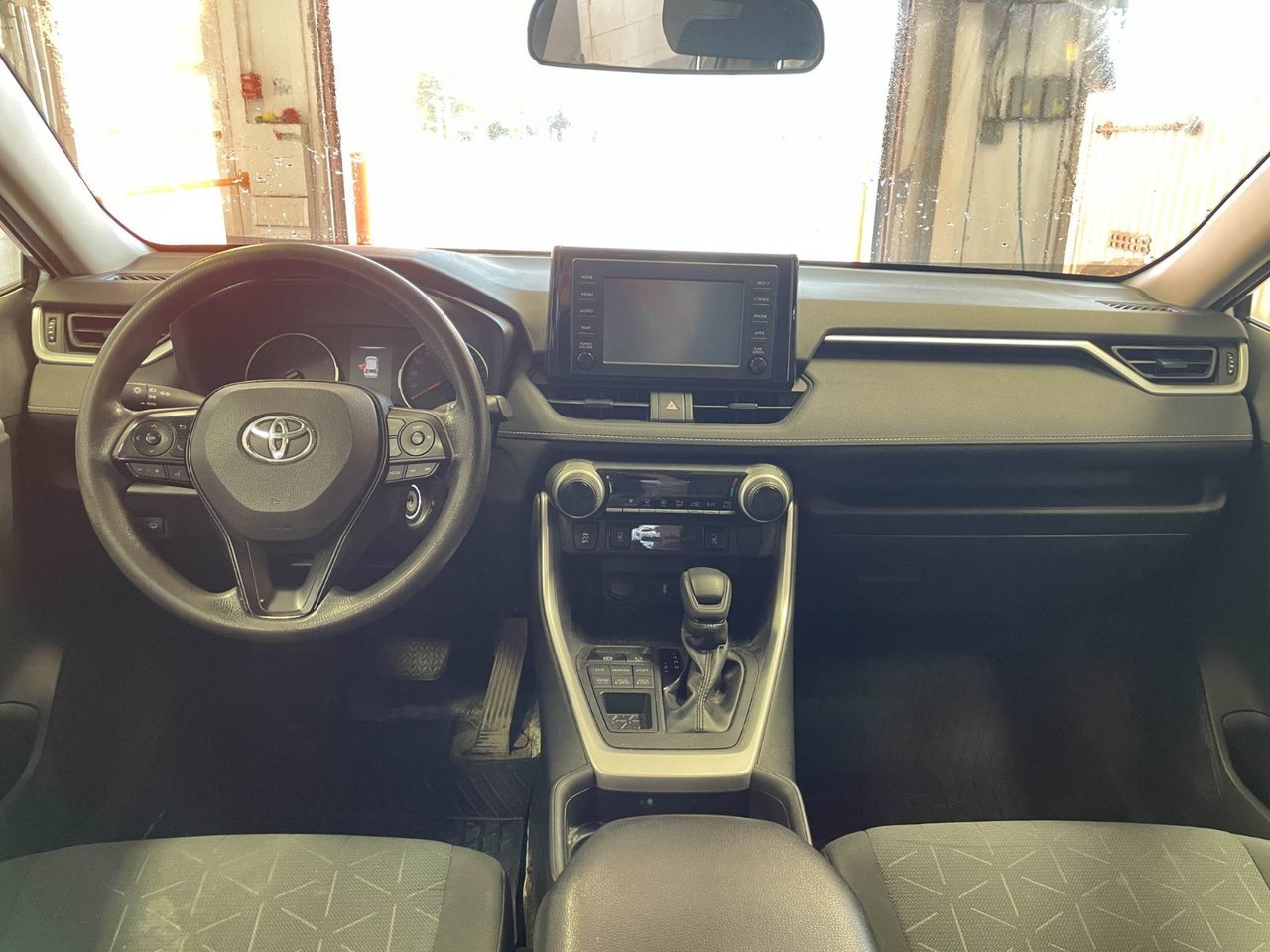 Toyota RAV4 LE AWD *CARPLAY* SIÈGES CHAUFF ALERTES RÉG ADAPT 2019 Argent Saint-Jérôme - photo #8