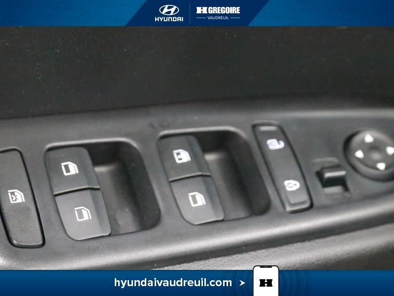 2024 Hyundai Venue Red Saint-Eustache - photo #16