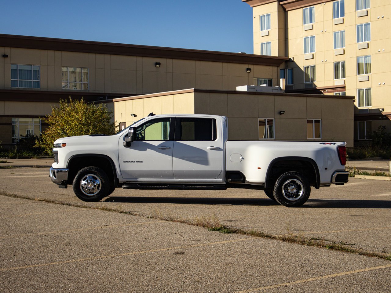 2024 Chevrolet Silverado 3500HD 4WD Crew Cab 159 LT White Sherwood Park - photo #9