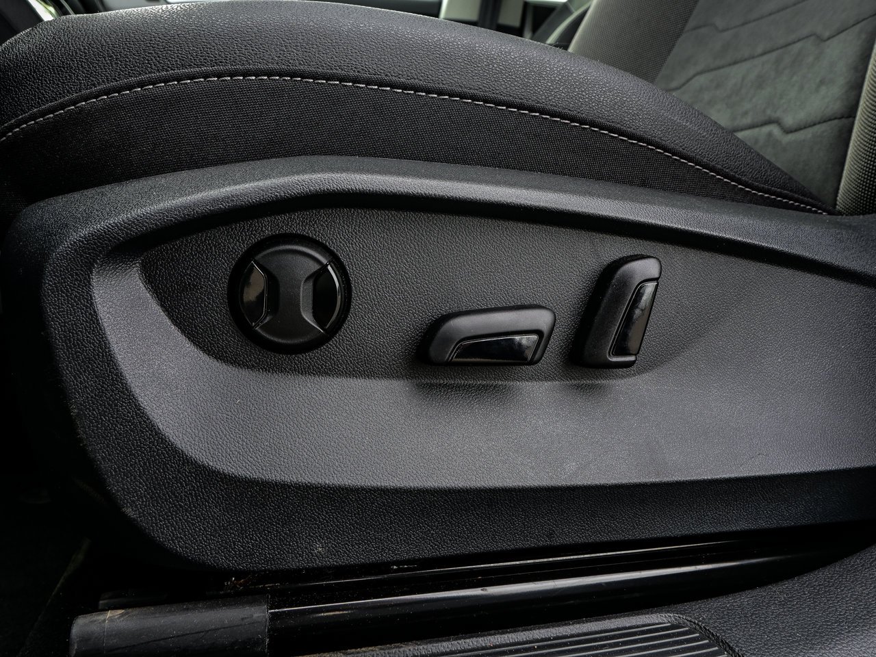 2026 Volkswagen Taos Comfortline Black Edition 4MOTION White Sherwood Park - photo #17