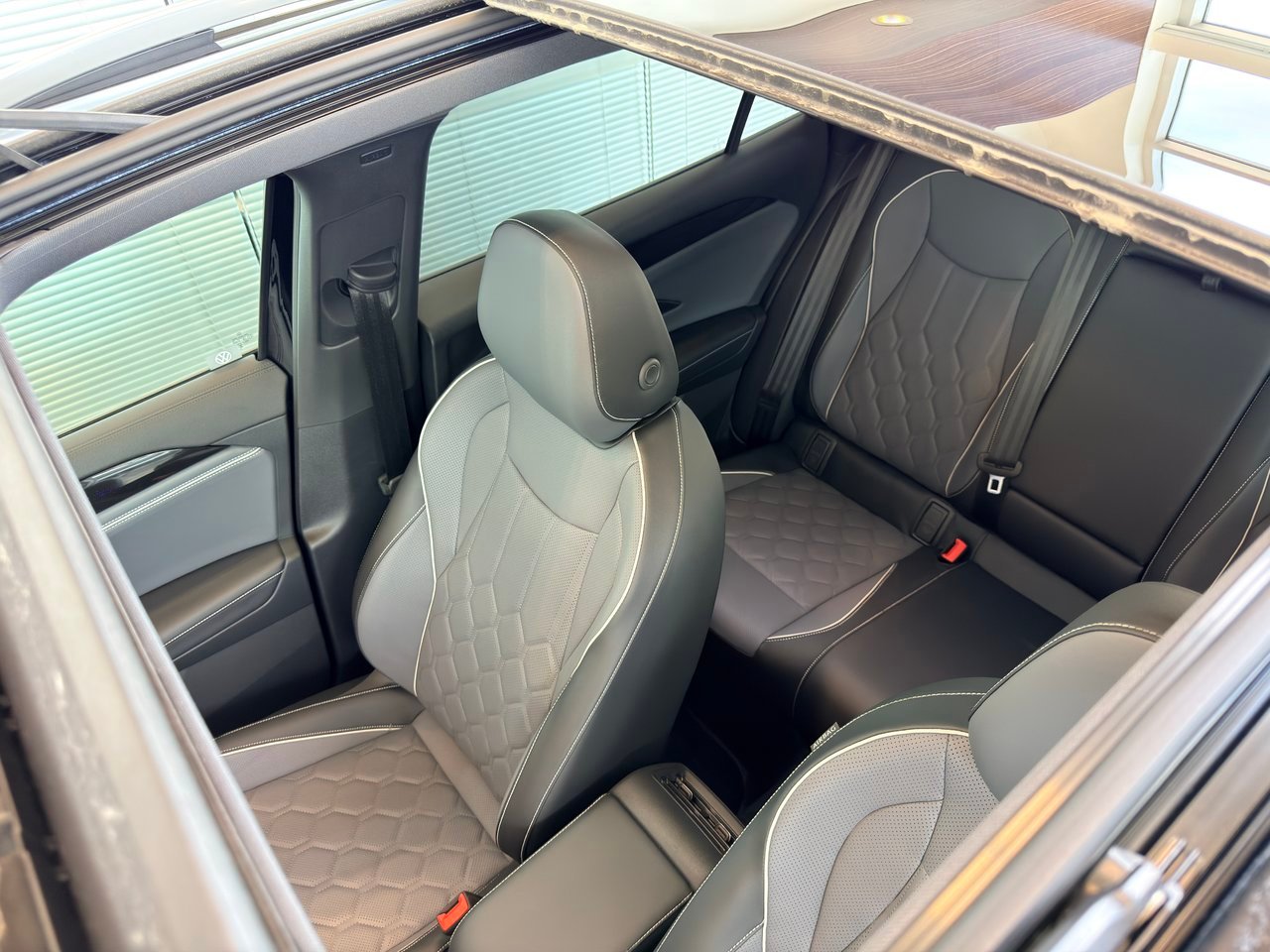 2026 Volkswagen Tiguan Black Notre-Dame-des-Prairies - photo #7