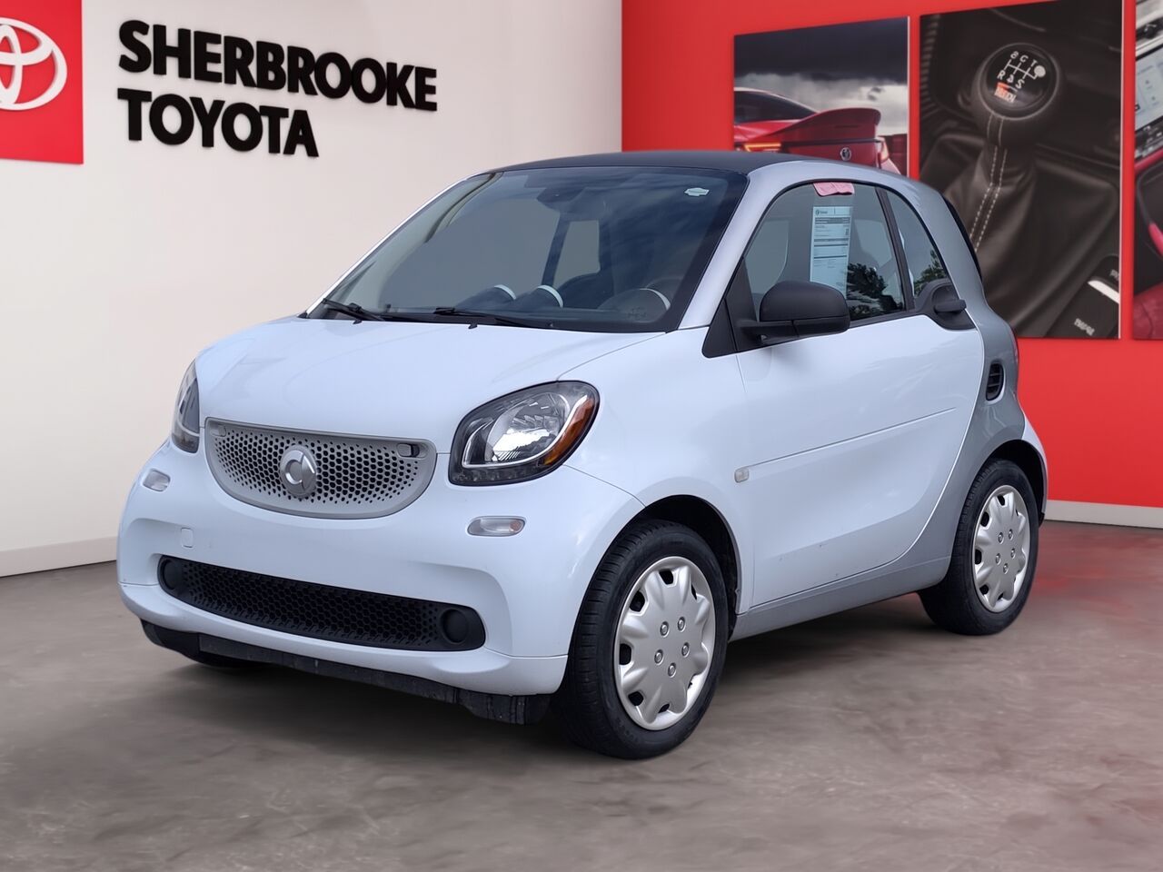 White 2016 smart fortwo Hatchback Rear-Wheel Drive Automatic