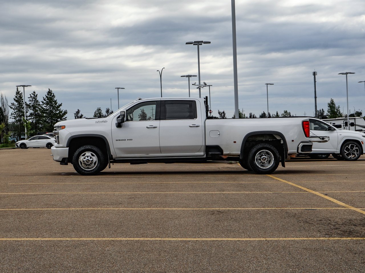2021 Chevrolet Silverado 3500HD 4WD Crew Cab 172 High Country White Sherwood Park - photo #4