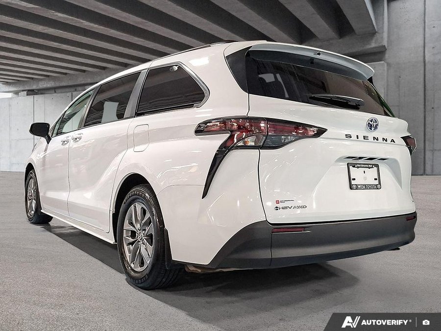 2025 Toyota Sienna LE White