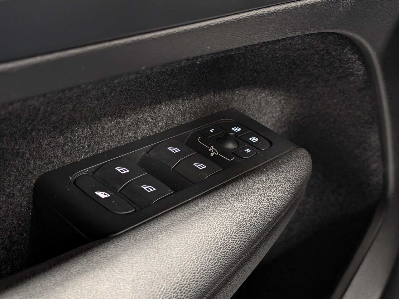 Volvo XC40 B5 Core AWD 2023 Noir Sherbrooke - photo #18